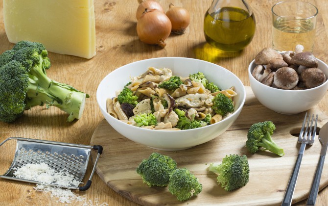 Recept Spelt penne met broccoli, kip en Funghi Porcinisaus Grand'Italia